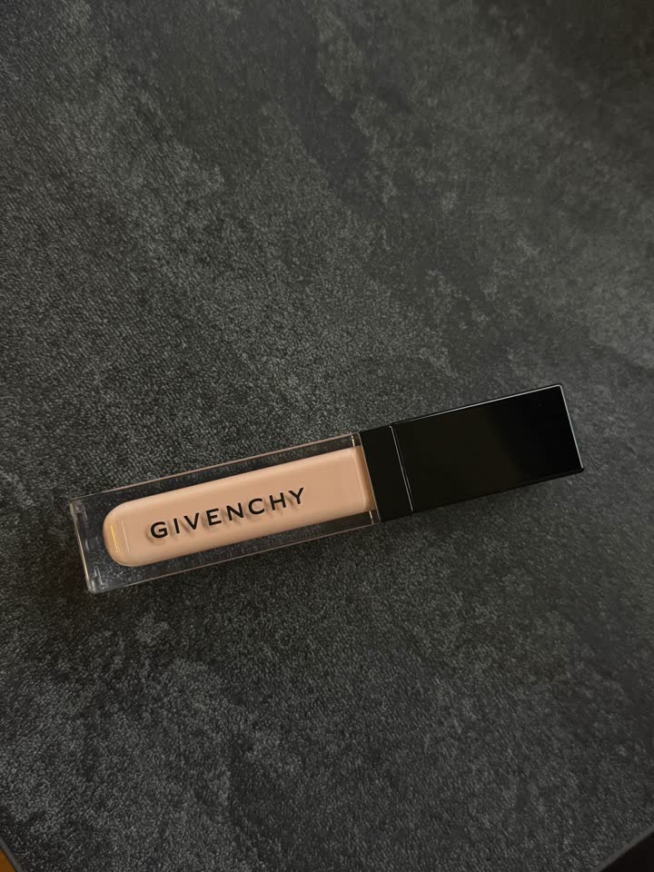 Prodajem Givenchy Prisme Libre Skin-Caring Concealer, nijansa C180