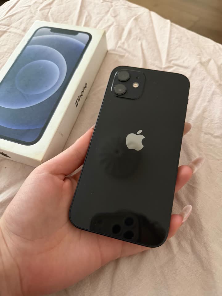 Prodajem iPhone 12 sa 126 GB