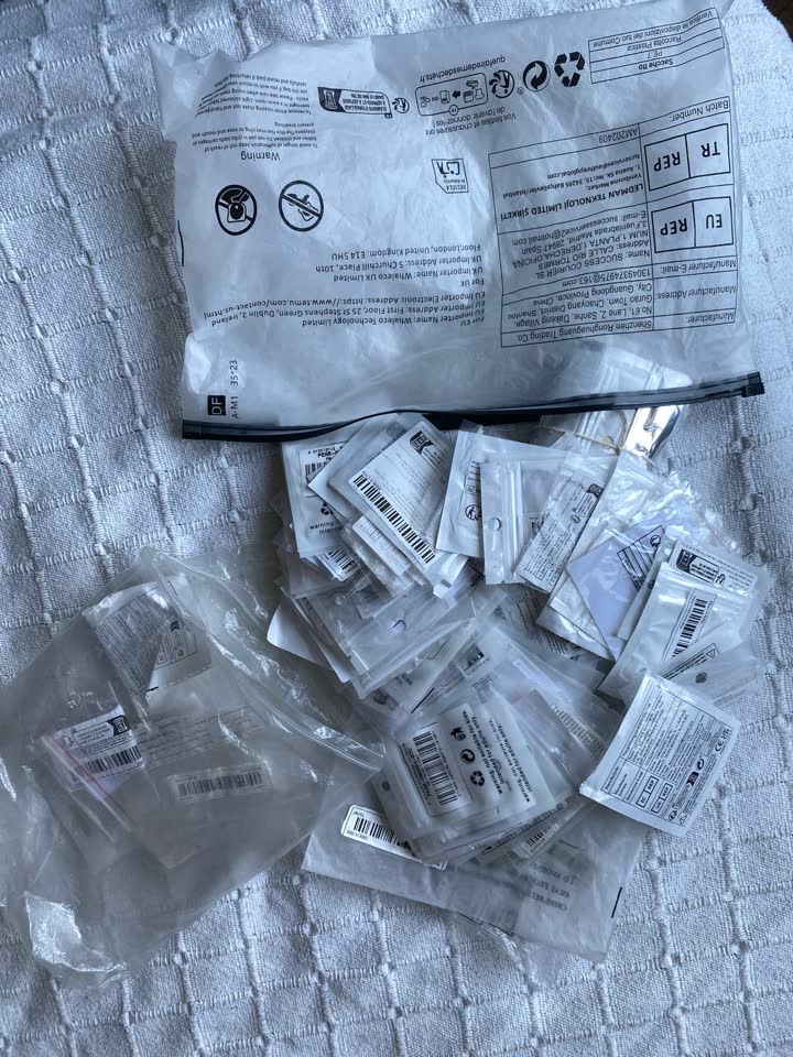 Nekoliko stotina zip-lock kesica različitih veličina