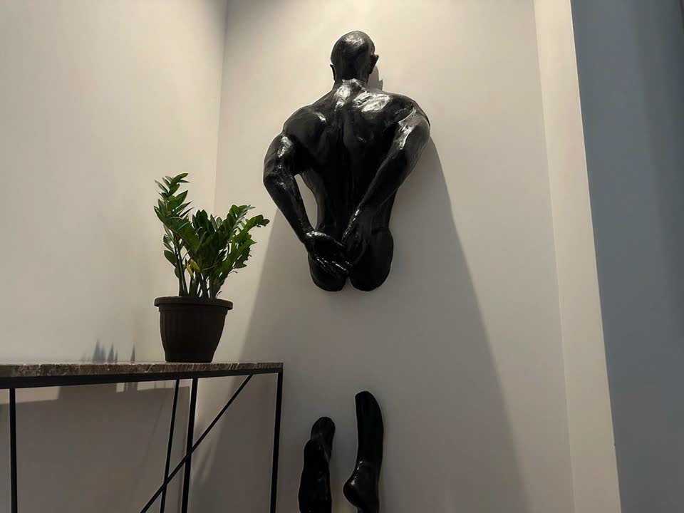 Zidna metalna umetnička instalacija