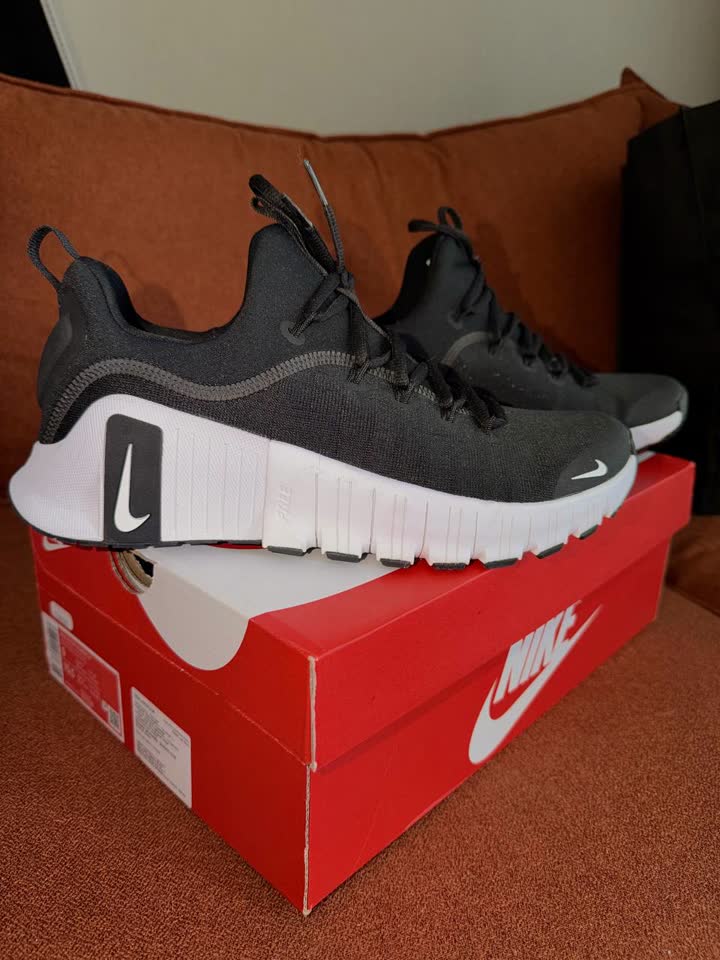 Продам мужские кроссовки Nike