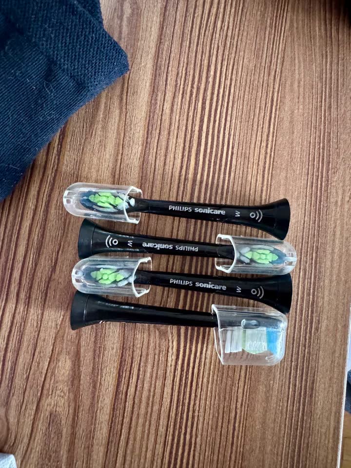 Четыре насадки для зубной щетки Philips sonicare