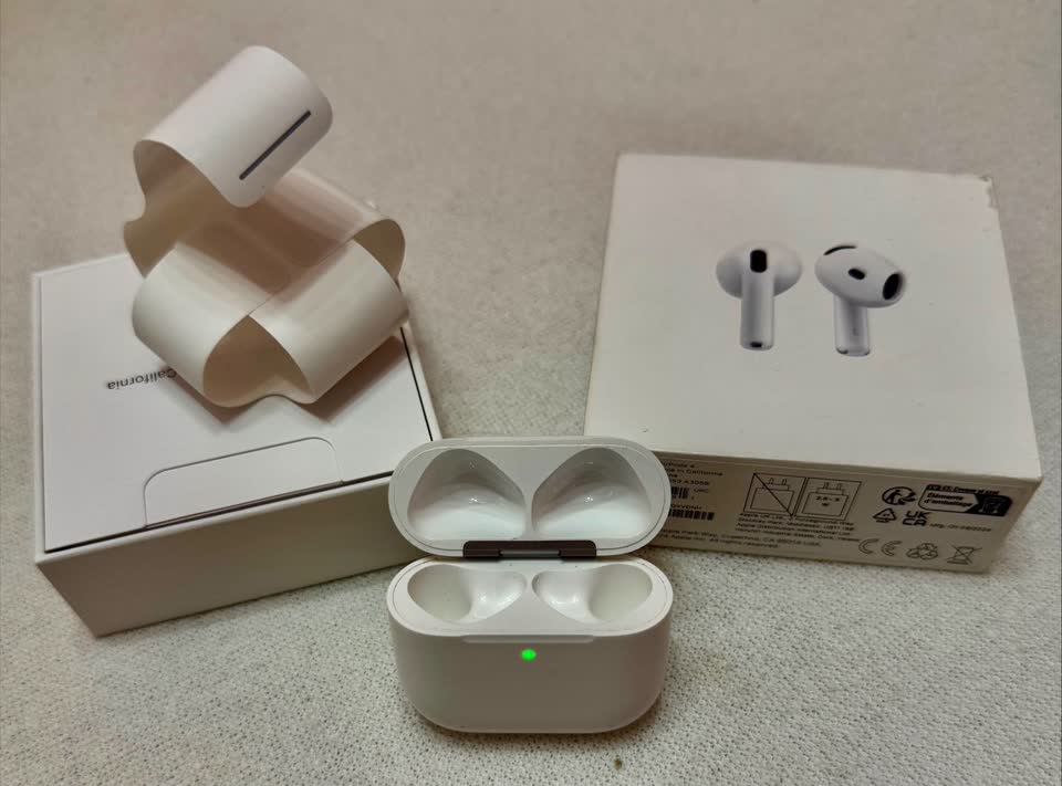 Продам кейс от оригинальных AirPods 4 без ANC в хорошем состоянии с коробкой, заряд держит о