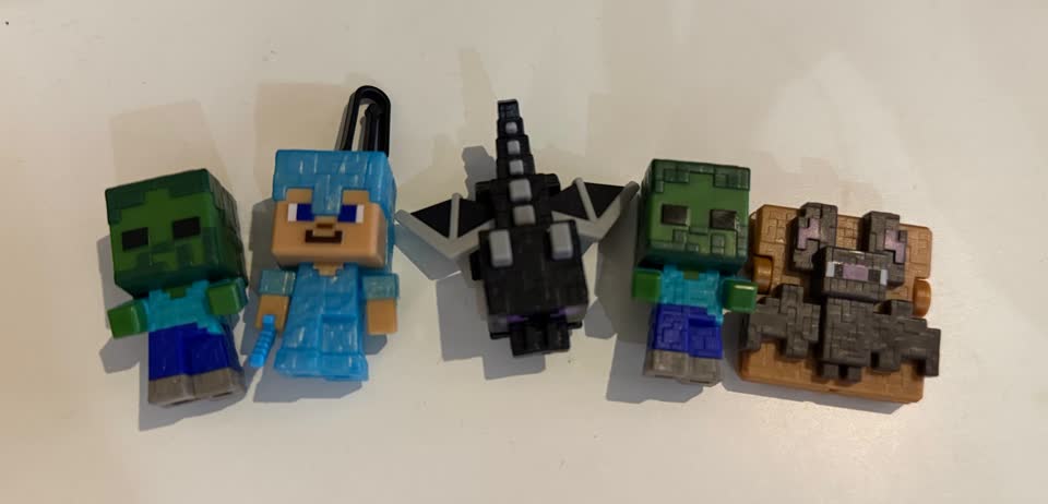 Prodajem duplikate figurica Kinder Minecraft