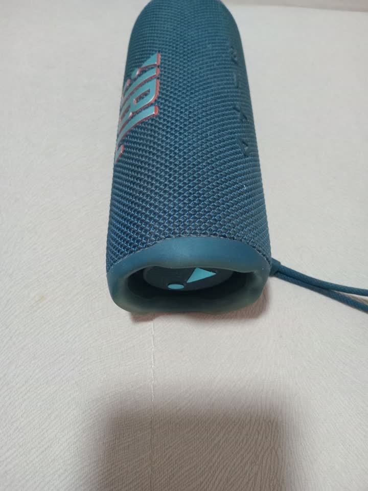 Prodajem zvučnik JBL Flip 6