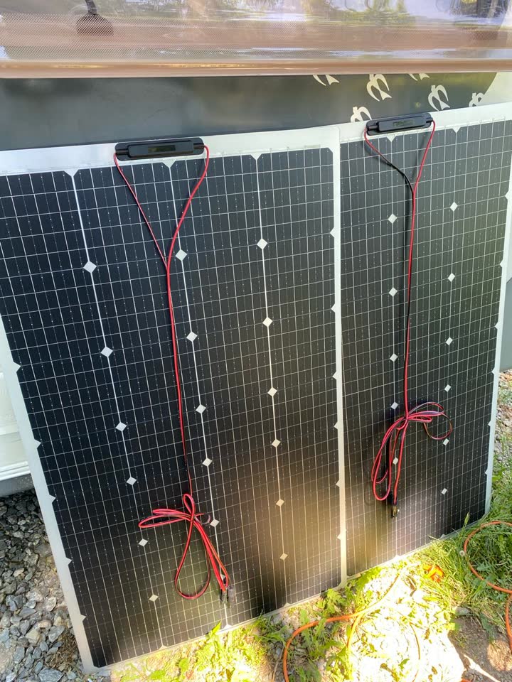 Novi nemontirani fleksibilni solarni paneli 300W, 2 komada