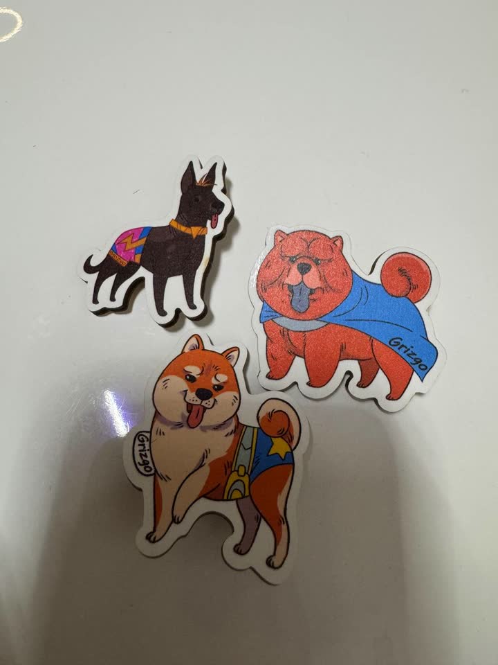 Drveni bedž psić