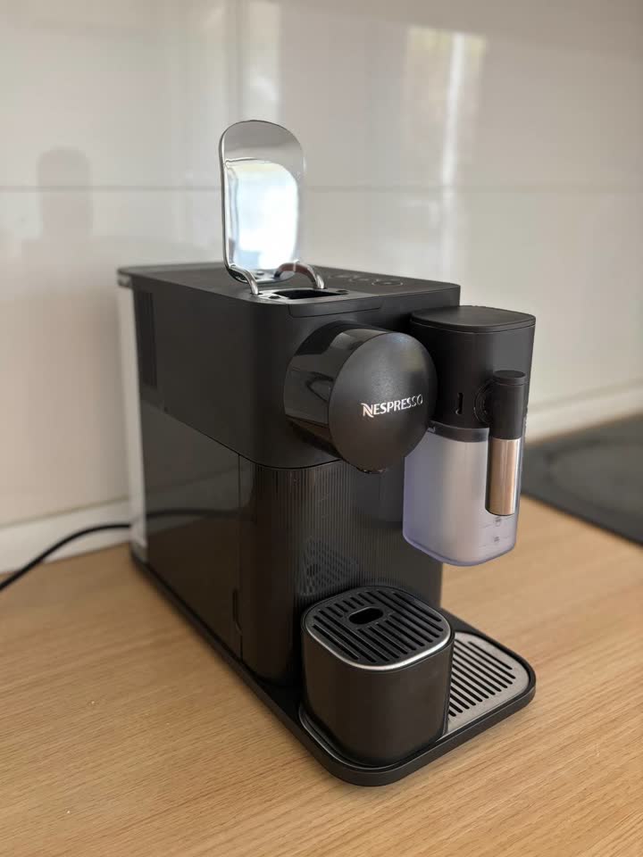Кофемашина Nespresso Lattissima One Black с капучинатором