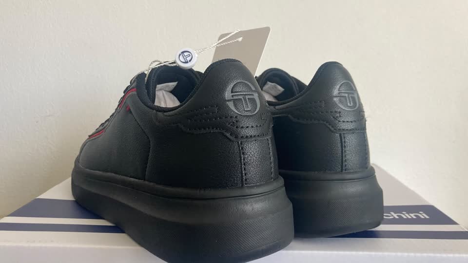 1. Sergio Tacchini ( EU 41 / RU 40) в новом состоянии, не носились. Стоимость: 4500 rsd 3000