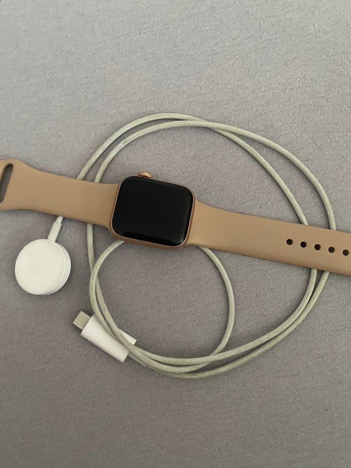Apple Watch SE 40mm Gold Aluminum Case with Pink Sand