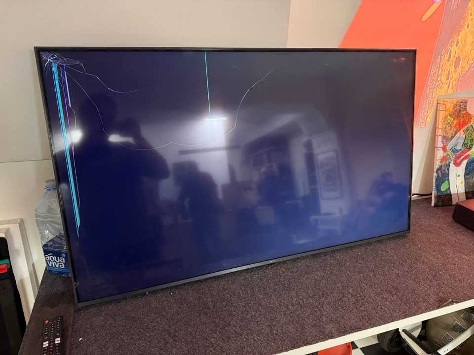 LG 55UR78 55” — za delove