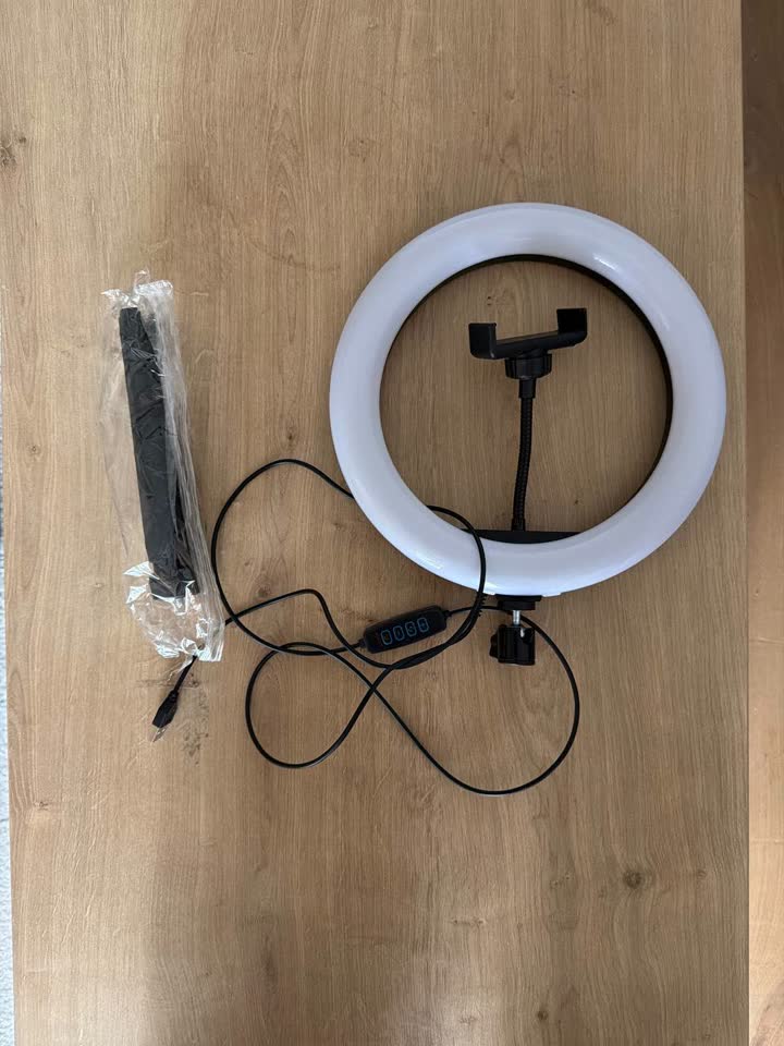 Prodajem LED kružnu lampu 10” / 25.4 cm sa visokim stalkom.