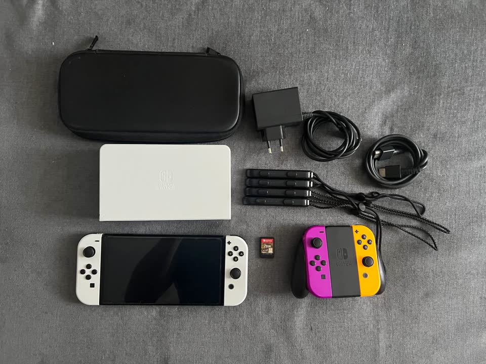 Nintendo Switch OLED sa dodacima na poklon