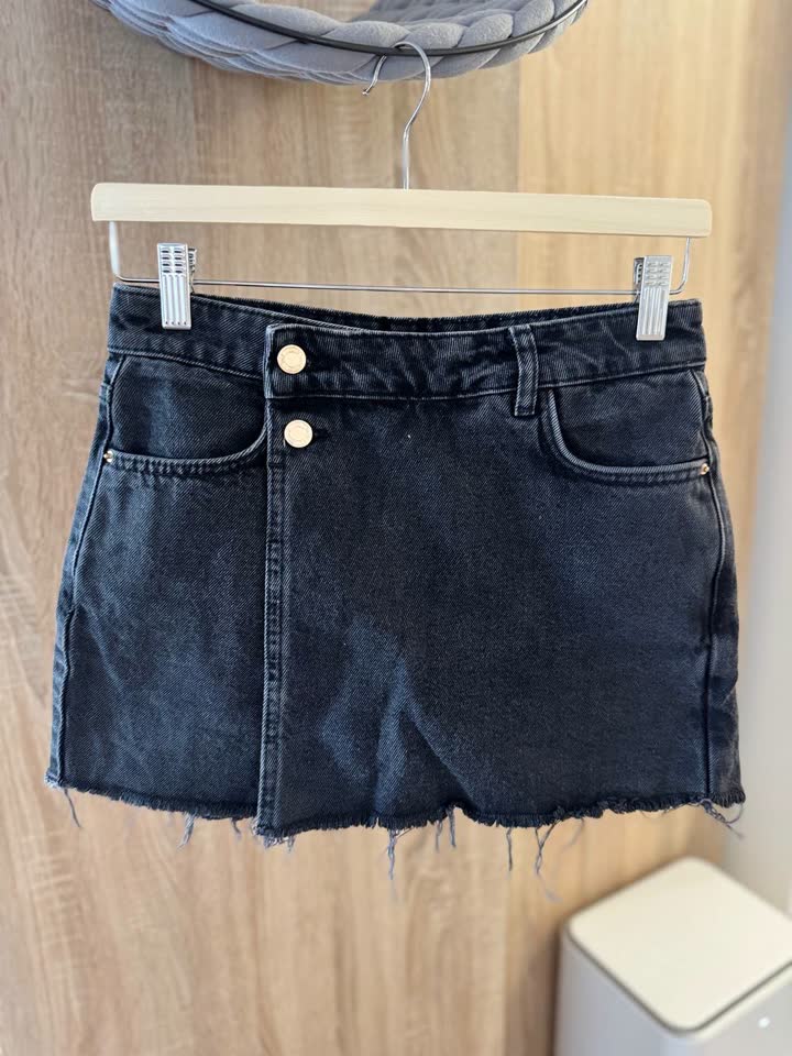 Продам черные джинсовые шорты ZARA