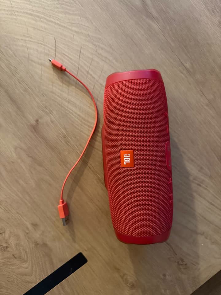 Колонка JBL Charge 3 с проводом для зарядки