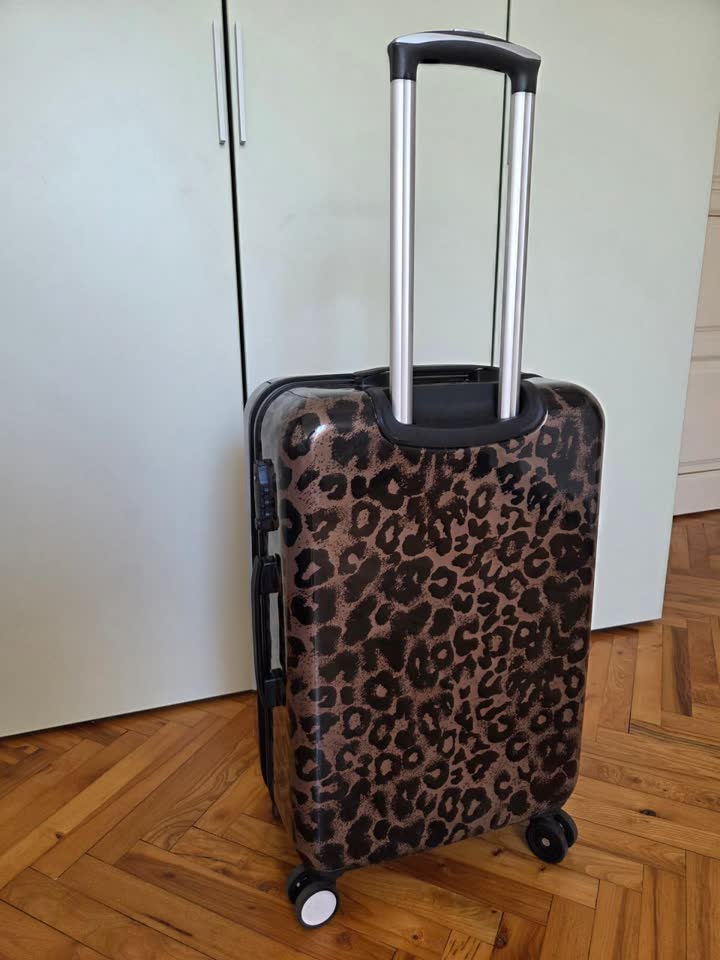 Prekrasan kofer sa leopard dezenom