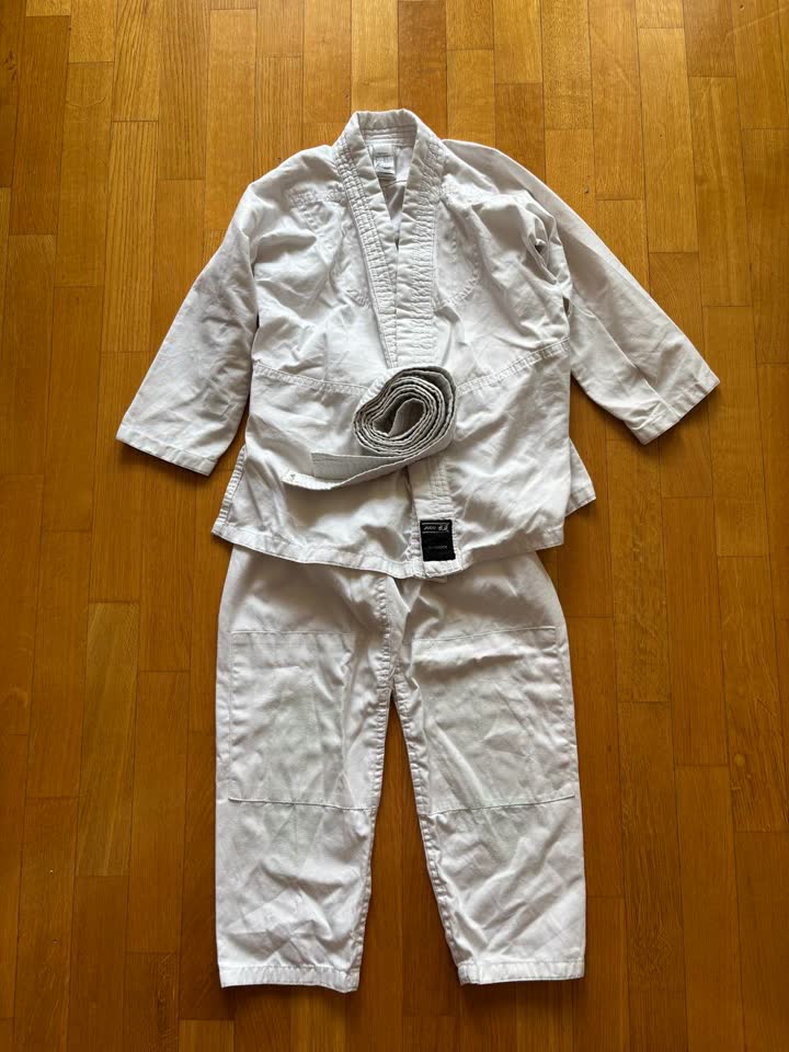 Kimono DECATHLON sa pantalonama i pojasom 120, 140 cm