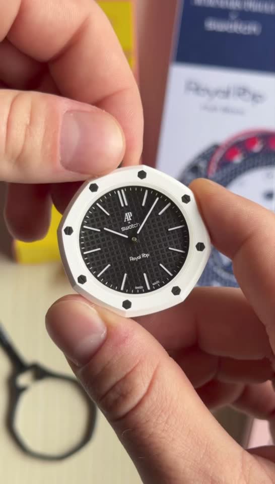 Prodajem AP x Swatch Royal Pop Huit Blanc u beloj boji