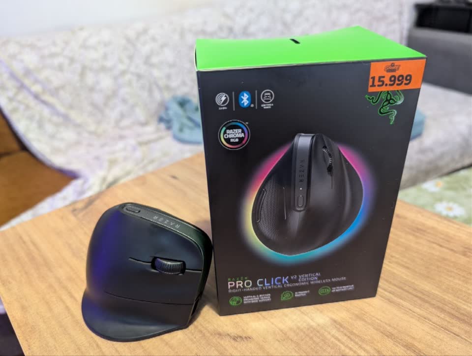 Prodajem vertikalni miš Razer Pro Click V2, kupljen u avgustu, kutija, račun, kablovi - sve n