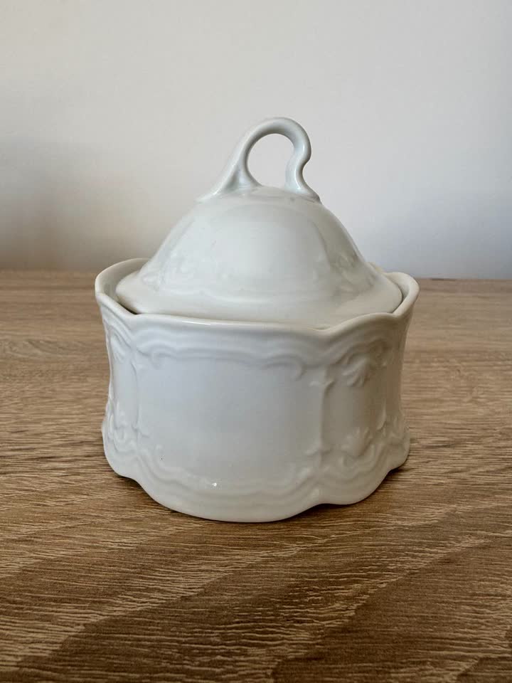 Vintage posuda za šećer/ kutijica od belog porcelana sa glaziranom završnom obradom