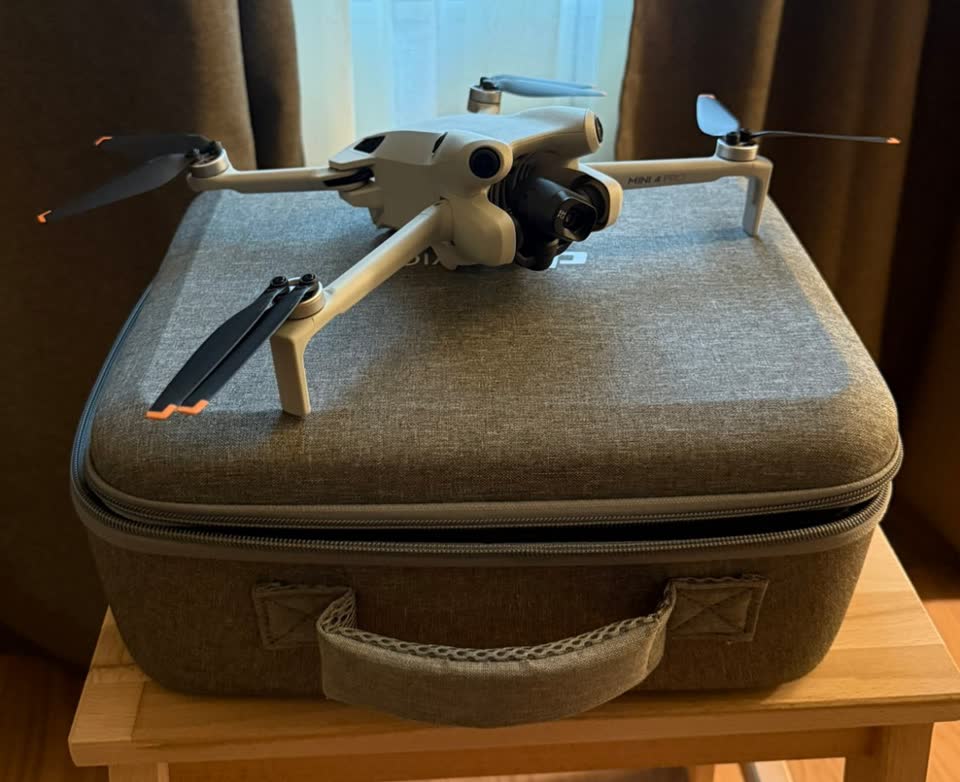Дрон / квадрокоптер DJI Mini 4 Pro Fly More Combo (RC 2)