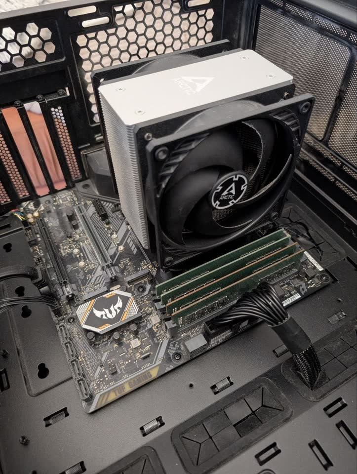 Polukonfiguracija 5700X3D / 32 GB DDR4 / B450M