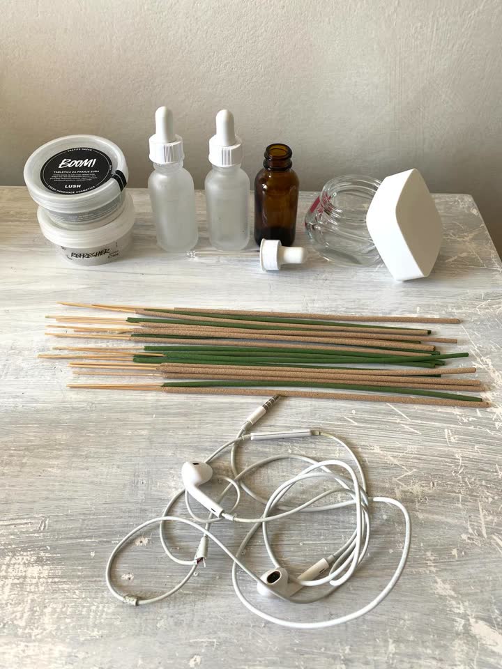 Pakovanje Lush, bočice od The Ordinary, staklena teglica, štapići iz Pepca, Apple slušalice