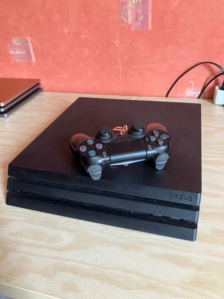 Продам PS 4 Pro и два MacBook