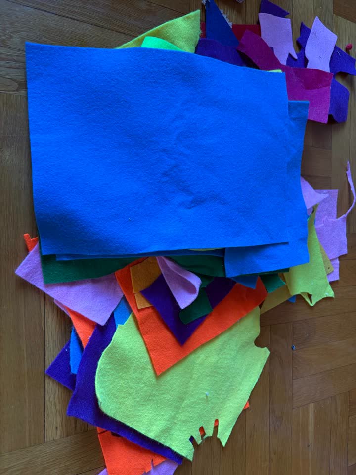1. Ima gomila filca, ima i celih komada, ali je 90% oštećeno - samo za sitne detalje. - poklanjam