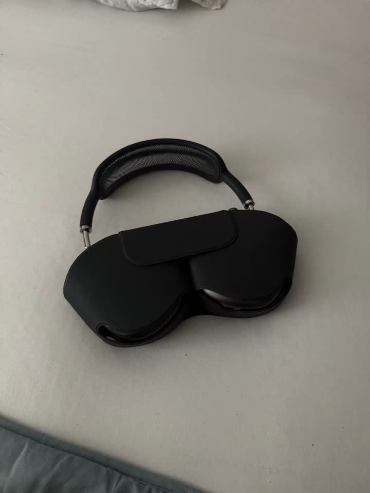 AirPods Max Lightning