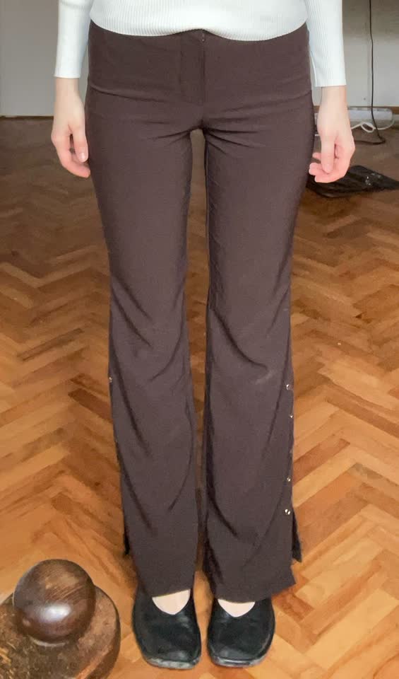 Zvono pantalone sa prorezima na krajevima