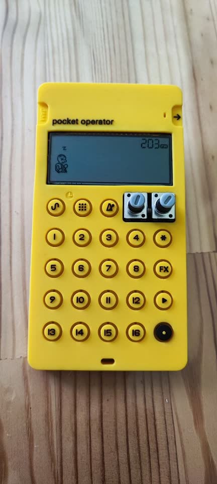 Sempler Teenage Engineering PO-33 zajedno sa futrolom