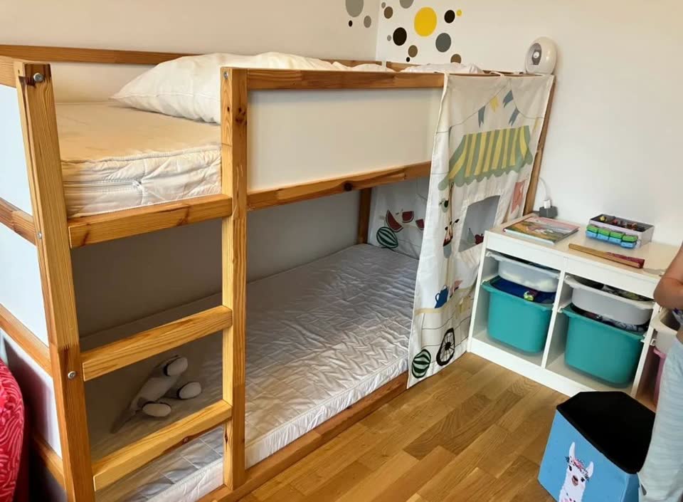 Кровать детская IKEA KURA с матрасом, комод Ikea Malm, стол кухонный Ikea Melltorp, стол письменный черный Ikea