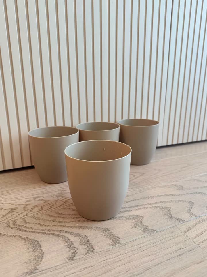 4 plastične saksije