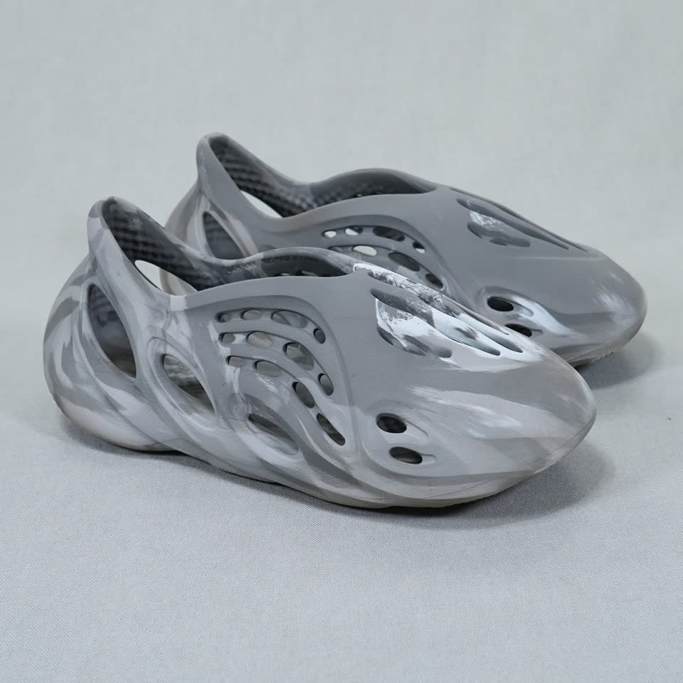 adidas Yeezy Foam RNNR MXT Moon Grey
