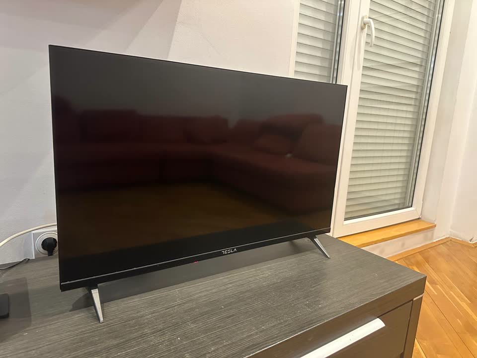 TESLA FullHD televizor 32 inča