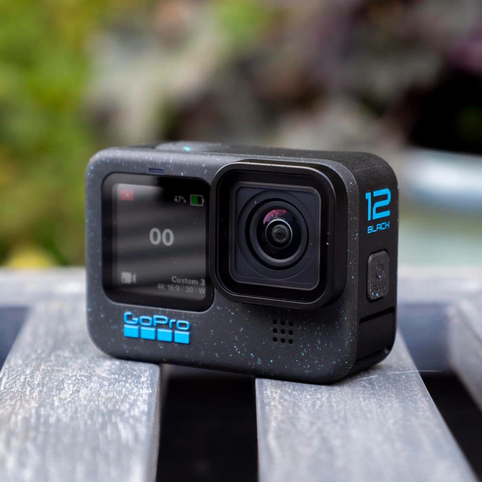 Продам GoPro hero 12, в комплекте с дополнительными аккумуляторами (2 + 1 оригинальный) и за