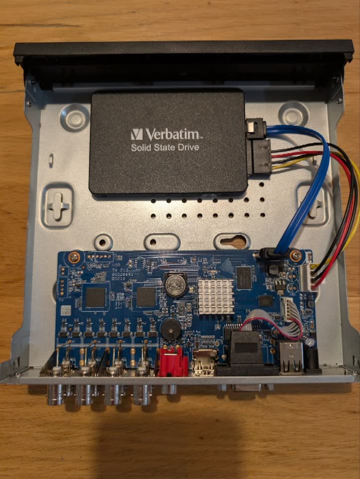 Видеорегистратор Dahua XVR1B08-I и SSD диск 256 GB