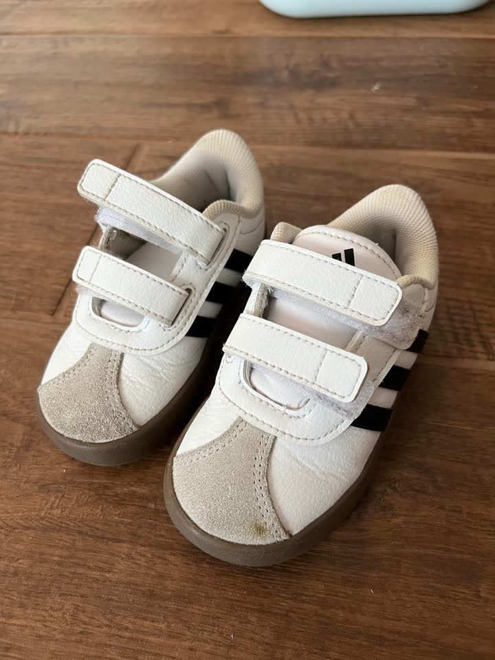 Кеды Adidas, подошва гнется, по моим ощущениям не на широкую ножку; размер стельки 14.2 см.