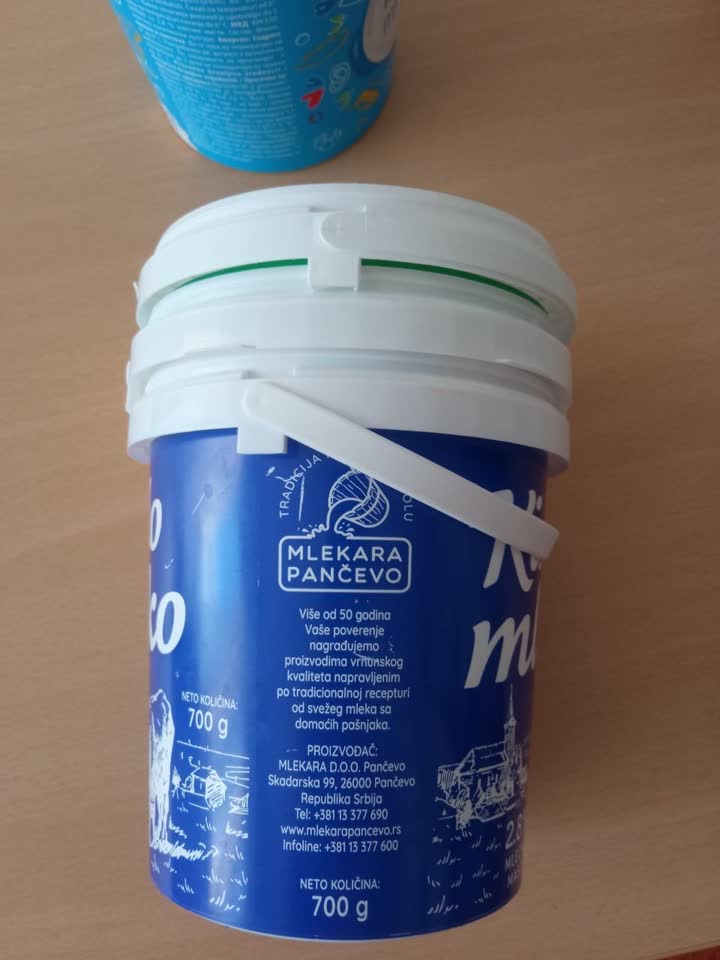 Plastične kante, staklene tegle i plastične boce