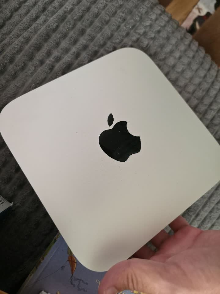Apple Mac mini M2 16/512 GB - idealno stanje