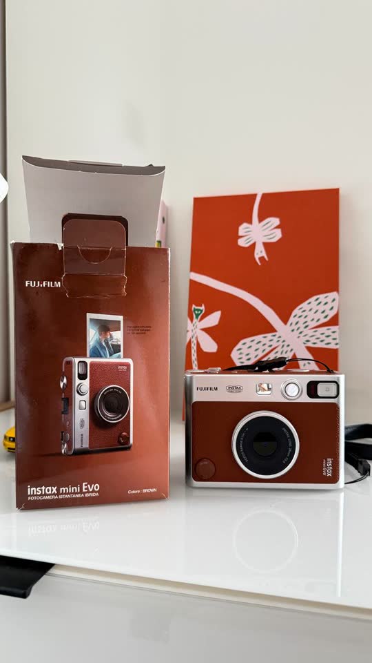 Fujifilm Instax Mini Evo Brown — идеальное состояние