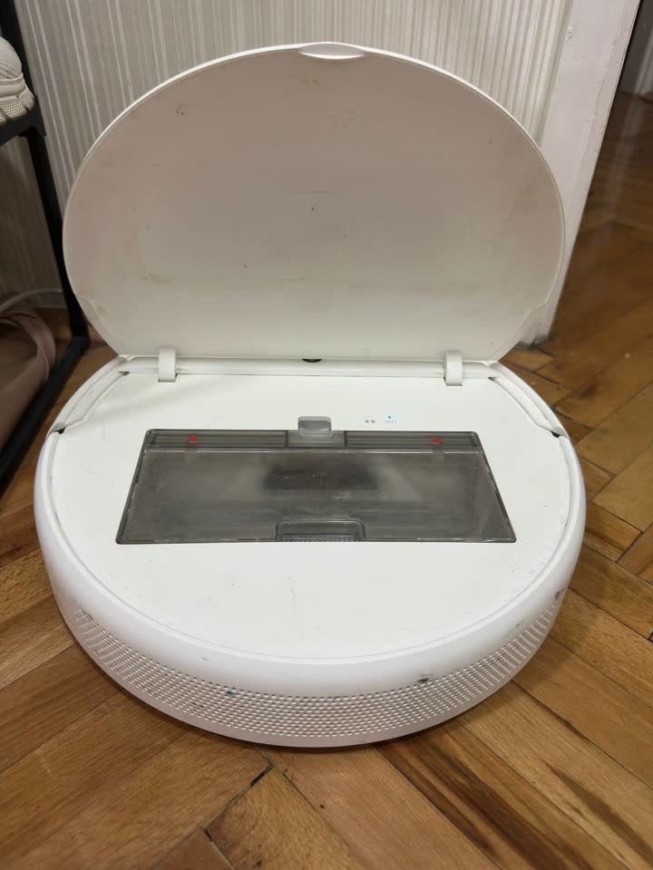 Prodajem robot-usisivač Xiaomi Mi Robot Vacuum-Mop 1C (sa navigacijom)