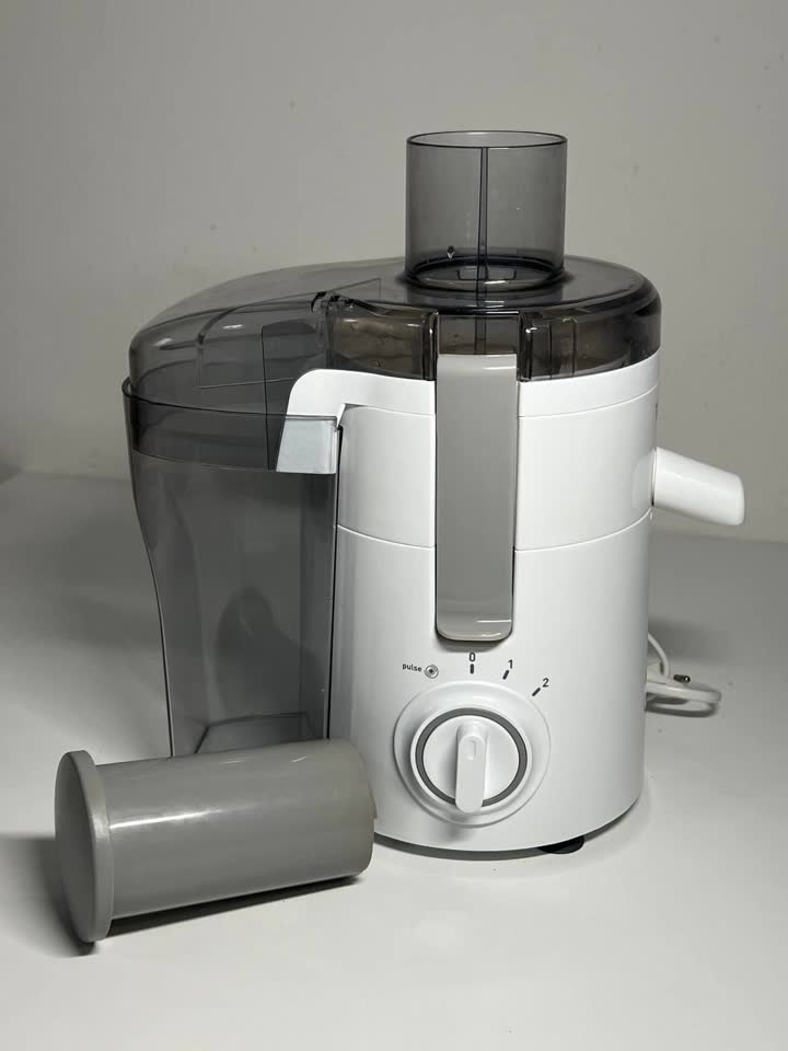 Prodajem sokovnik Tefal Frutelia+ ZE3701 u odličnom stanju. Malo korišćen, potpuno