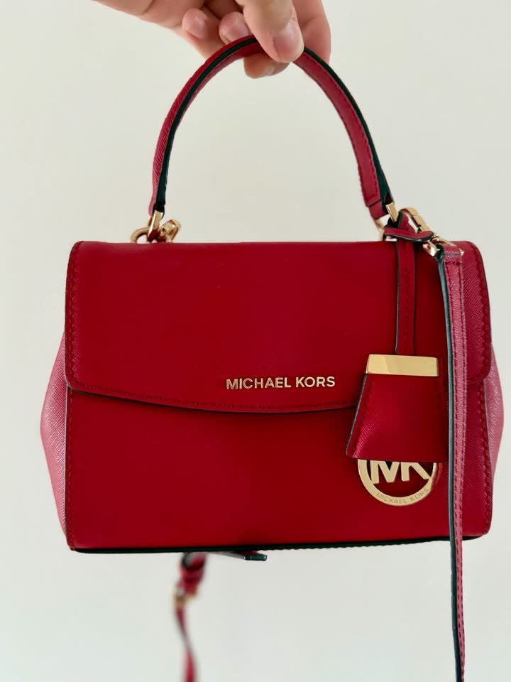 Torba Michael Kors od saffiano kože (red mini) sa zlatnim metalnim detaljima. Može da se nosi u ruci