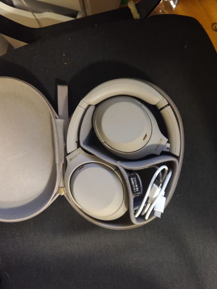 Prodajem Sony WH-1000XM4