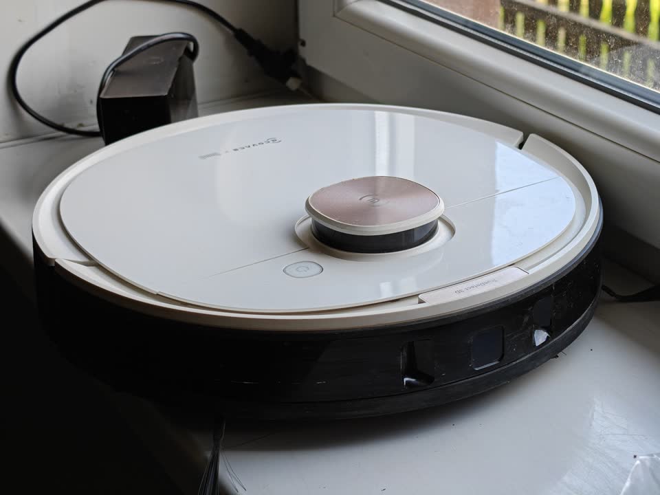 Продам робот-пылесос ECOVACS Deebot Ozmo T8 AIVI
