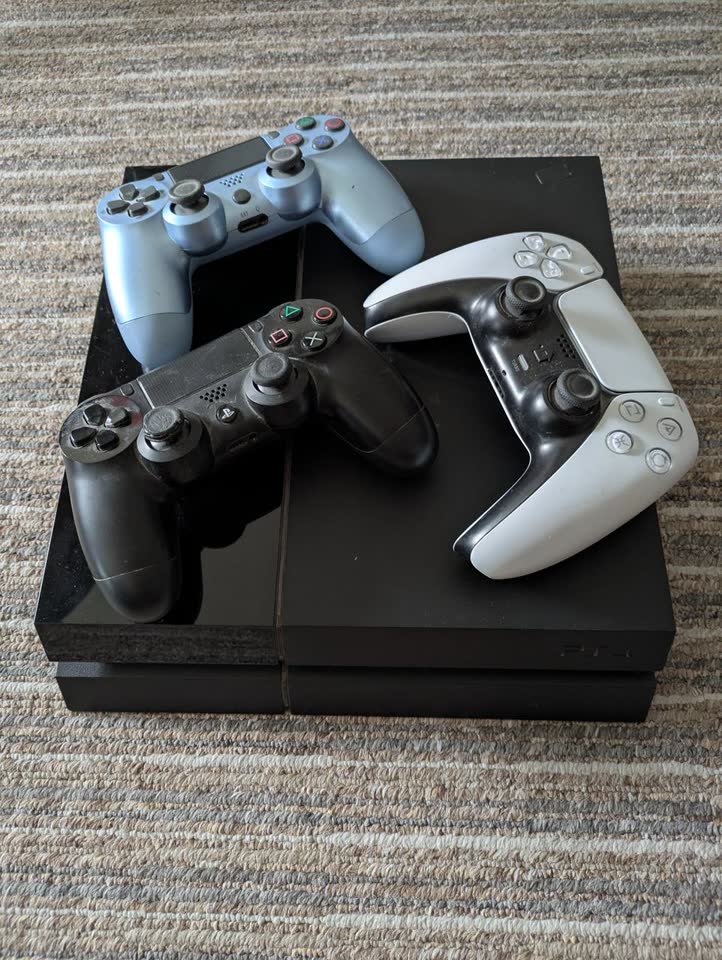 Prodajem PlayStation 4 CUH-1108A. Diskovni pogon ne čita diskove, digitalne igre rade. Konzola je vraćena na fabrička podešavanja. 