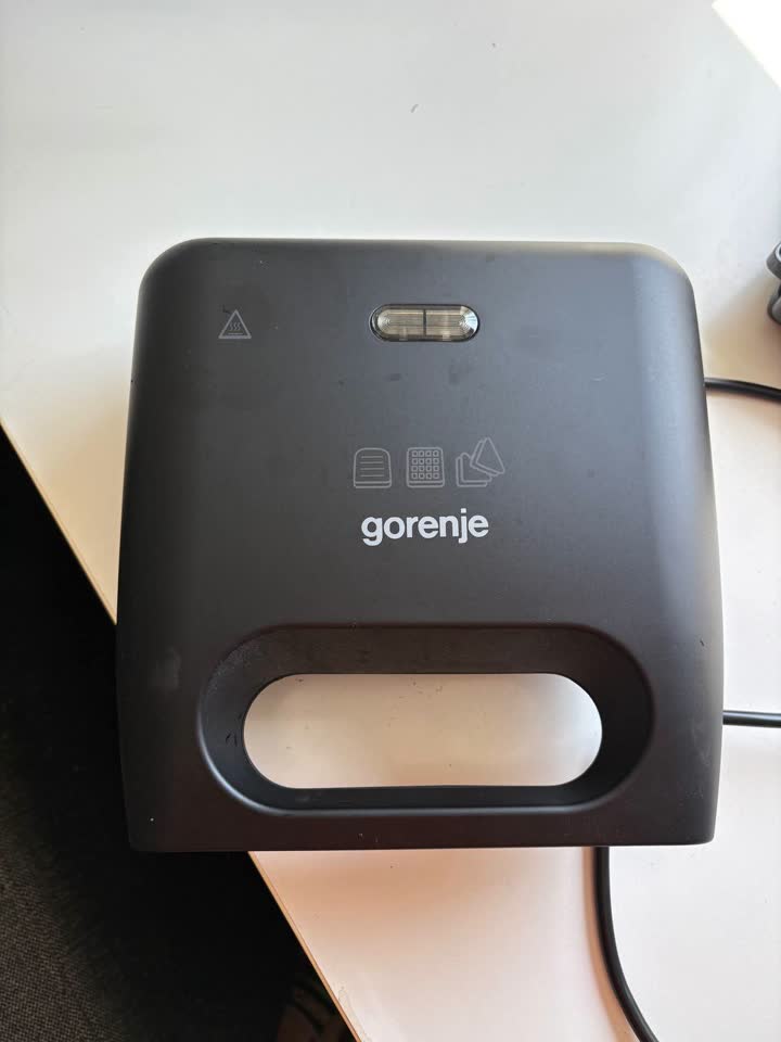 Prodajem sendvič toster ili toster Gorenje, model sa slike. Bio je u aktivnoj upotrebi najviše mesec dana, posle je stajao.