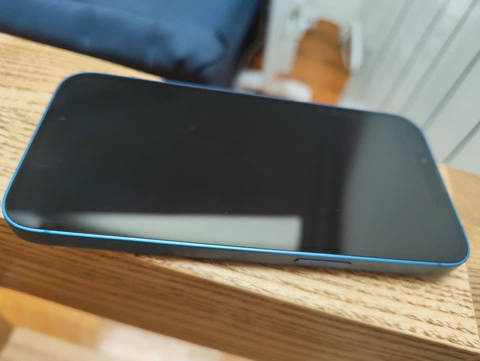 Prodajem iPhone 13